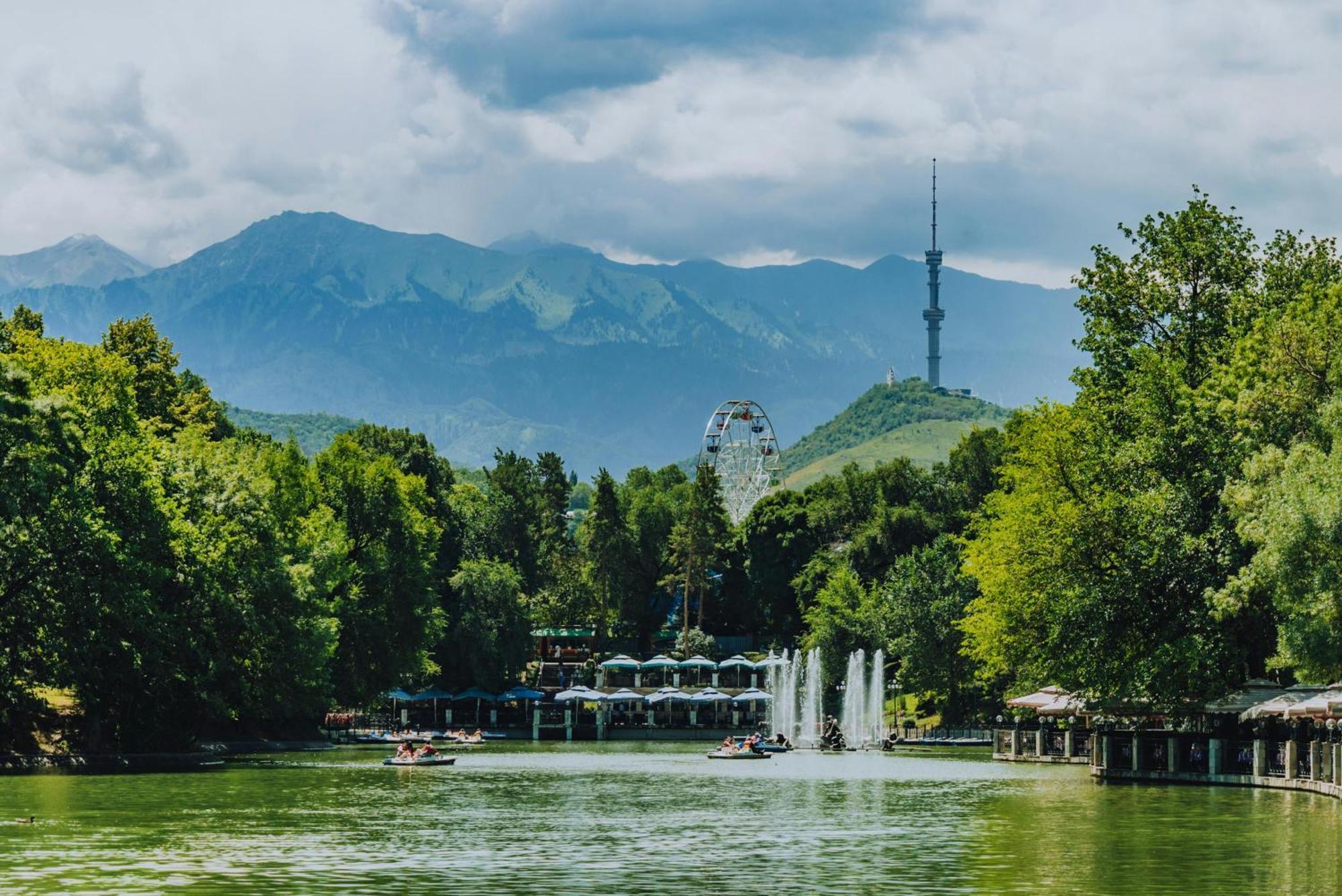 Nadezhda Apartments On Zhibek Zholy Avenue 33 Almaty Bagian luar foto